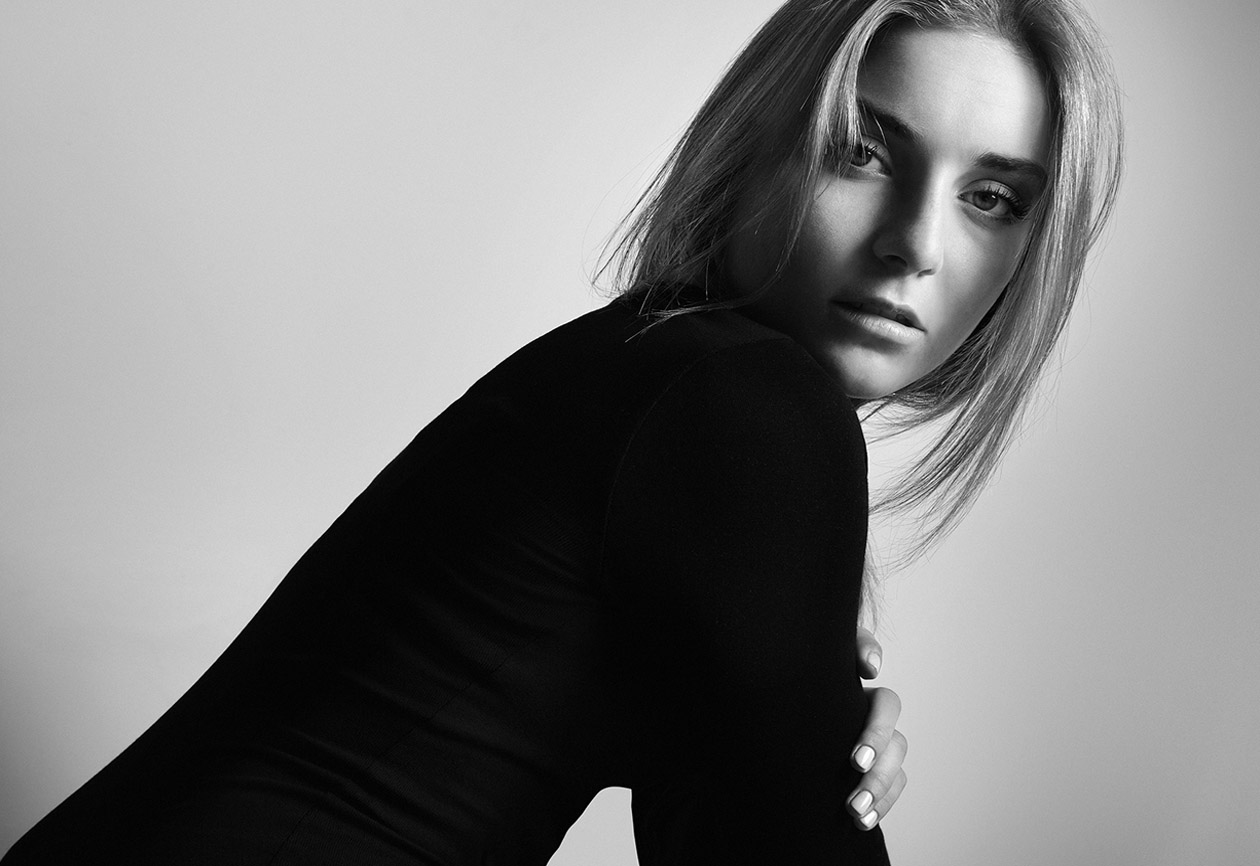 Ritratto in bianco e nero di donna, stile Tony Hassler Photography