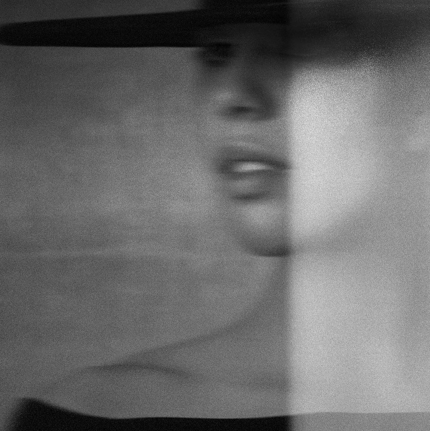 Ritratto sfocato in bianco e nero di Tony Hassler, fotografia astratta