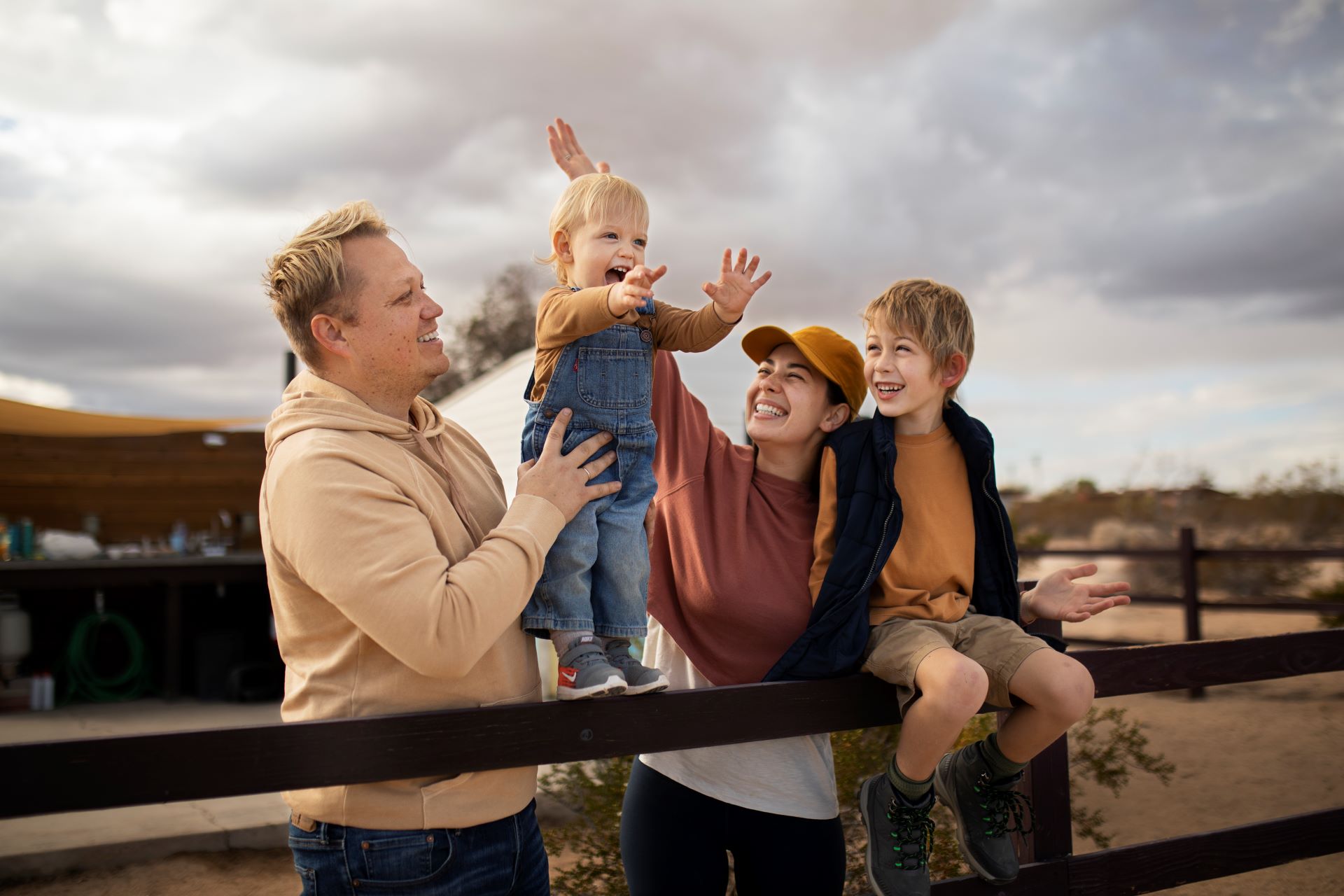 Een vrolijke familie samen op vakantie