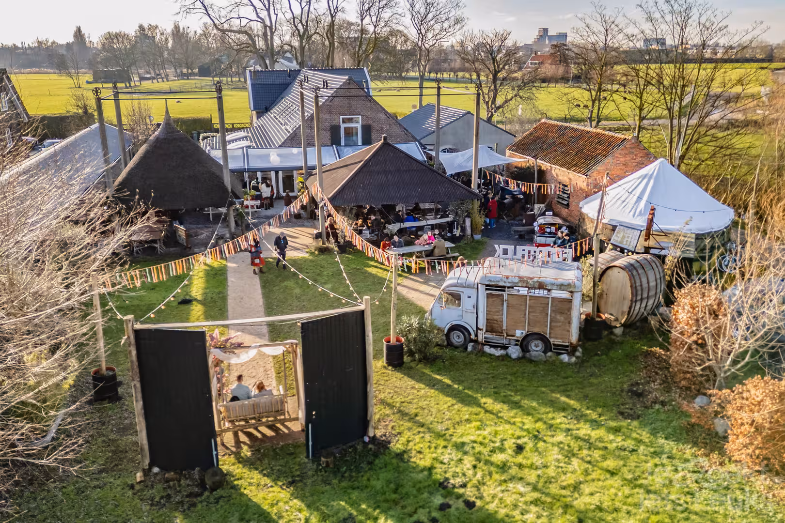 Overnachten bij Hoeve Zzamen Trouwlocatie Festivalbruiloften in Zoetermeer, Zuid-Holland via JeZoektIetsLeuks