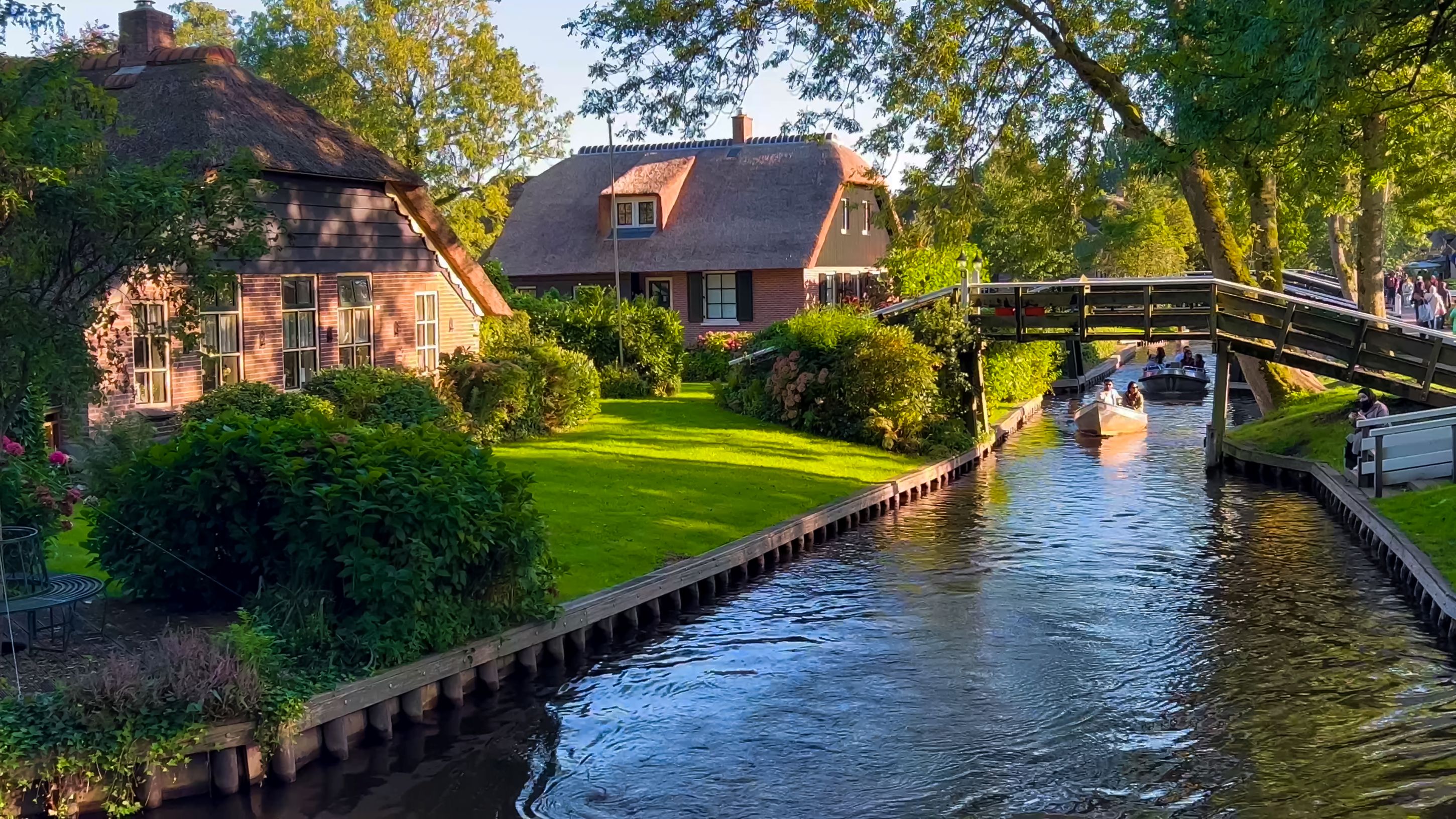 Op vakantie in Giethoorn en lekker bootje varen in eigen land
