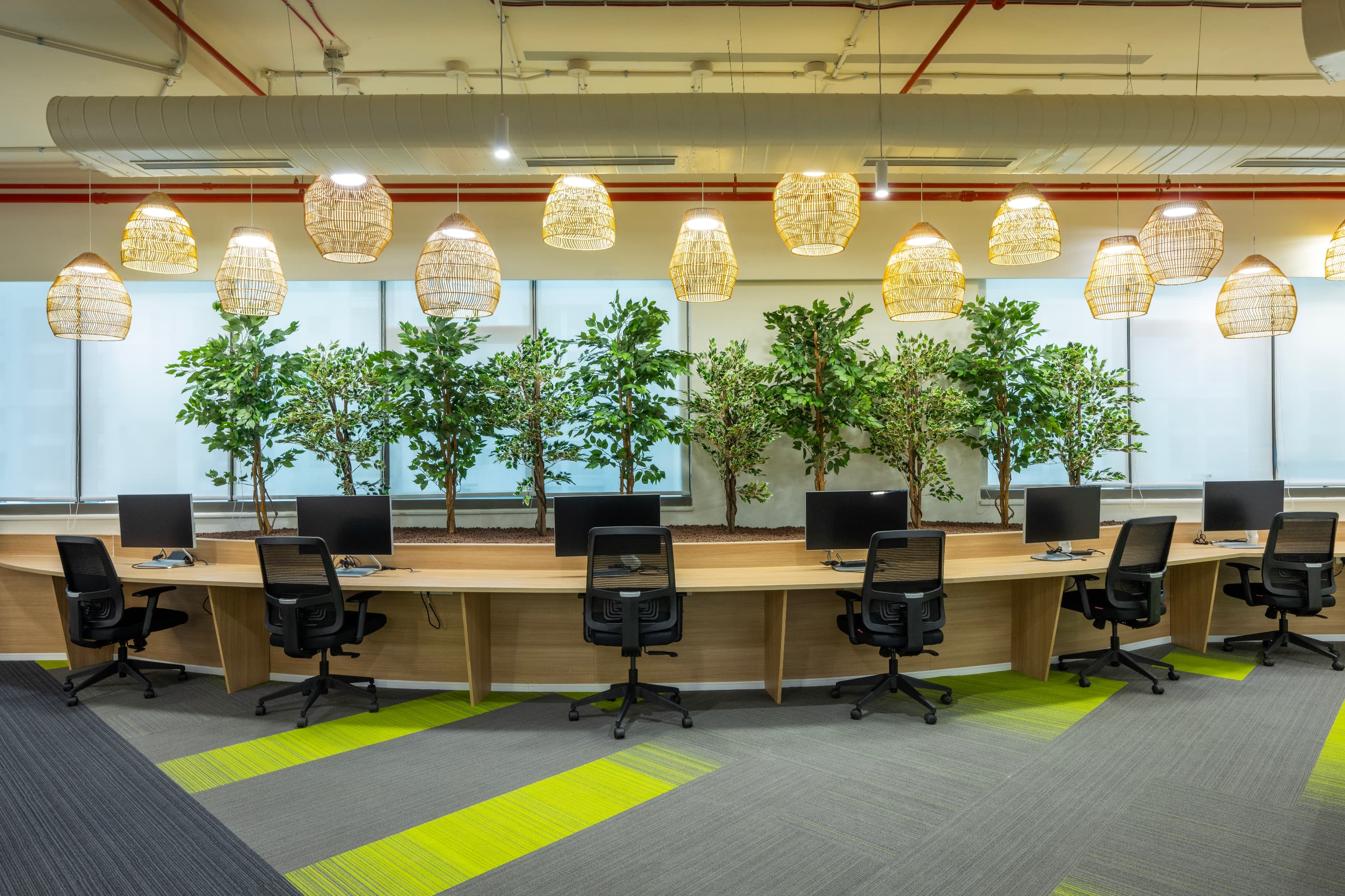 Agile workstations sit near the perimeter so every seat keeps a visual link to the outdoors. These are fully equipped, ergonomically sound settings rather than lightweight touchdown points meant for short stints.