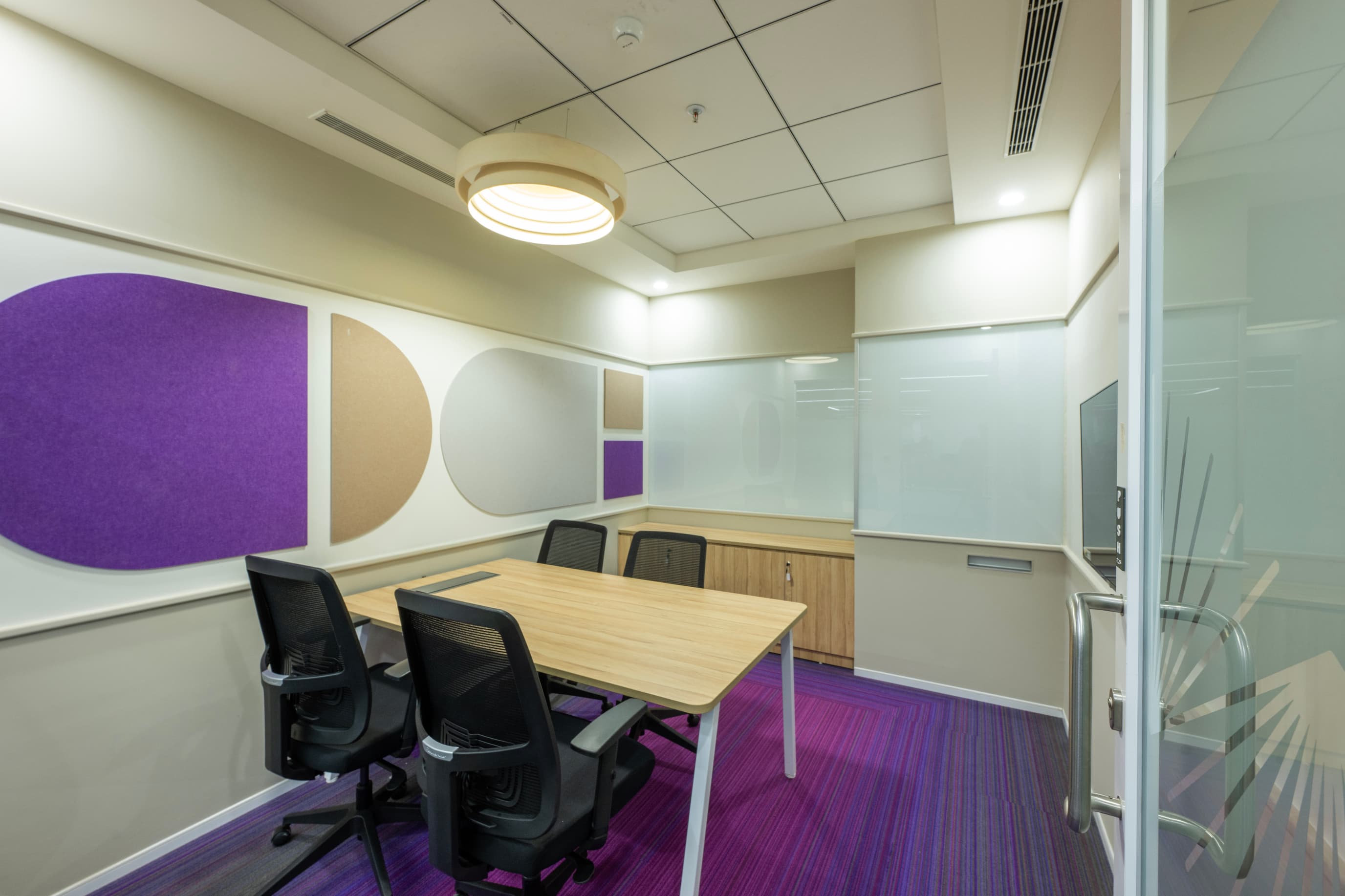 A colour-coded system in green, blue and purple aids wayfinding across the floor. Even the frosted glazing on the doors carries origami-inspired motifs, a quiet nod to the Japanese influence.