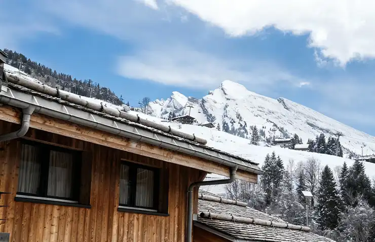façade et vue de l'hôtel st-alban à la clusaz