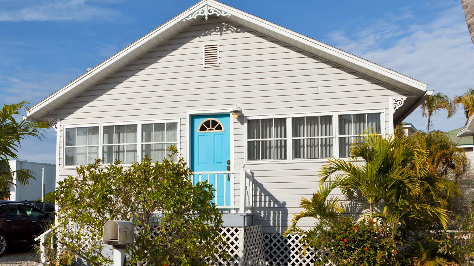 A house with a blue doorAI-generated content may be incorrect.