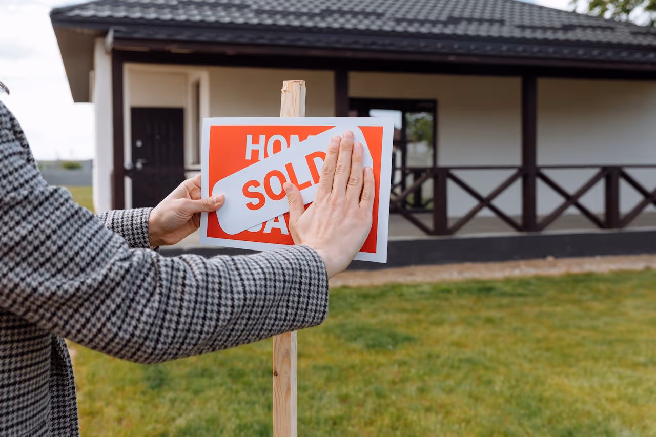 A person holding a signAI-generated content may be incorrect.