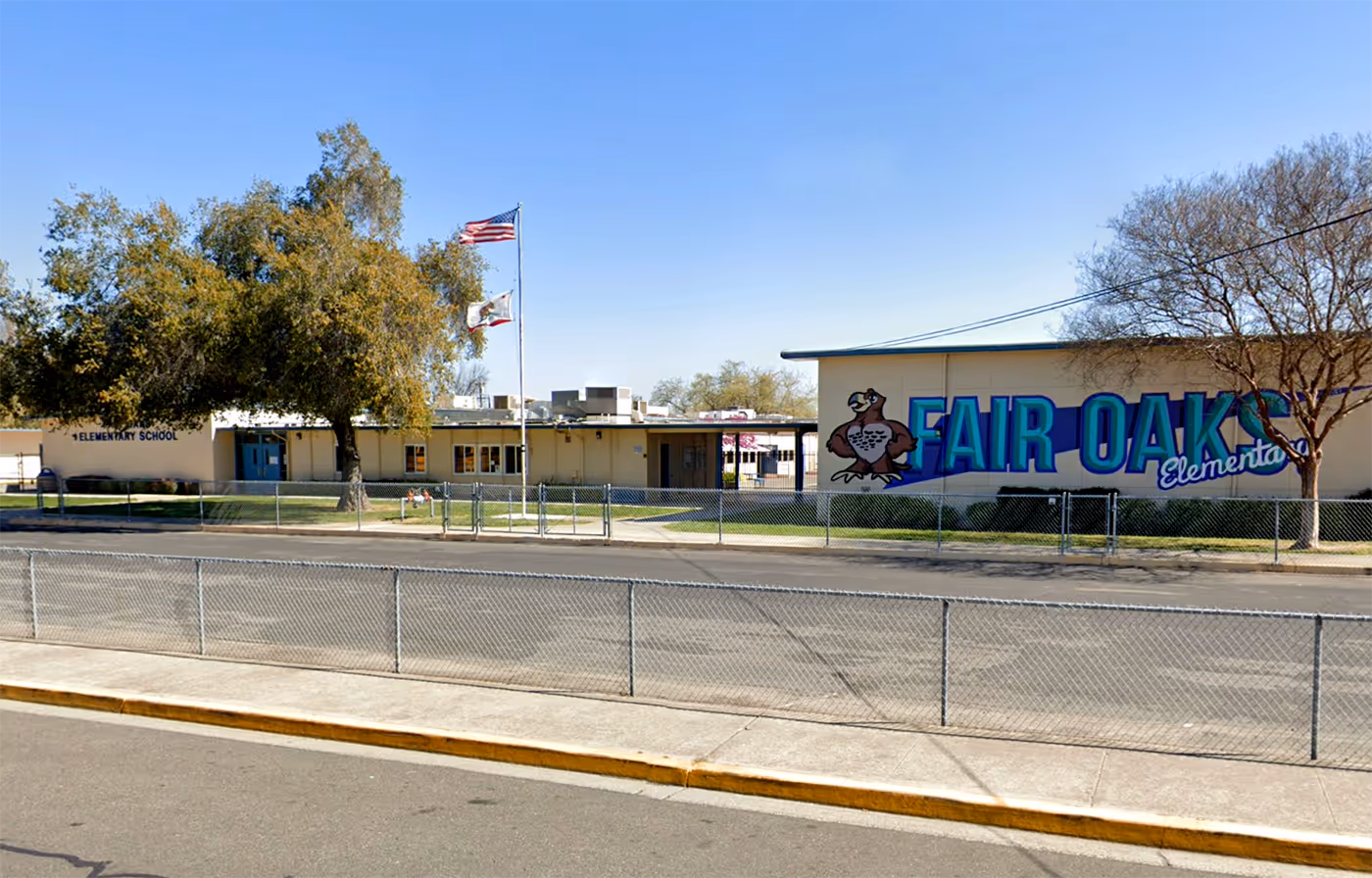 A picture of the front of Fair Oaks Elementary in Oakdale, CA.