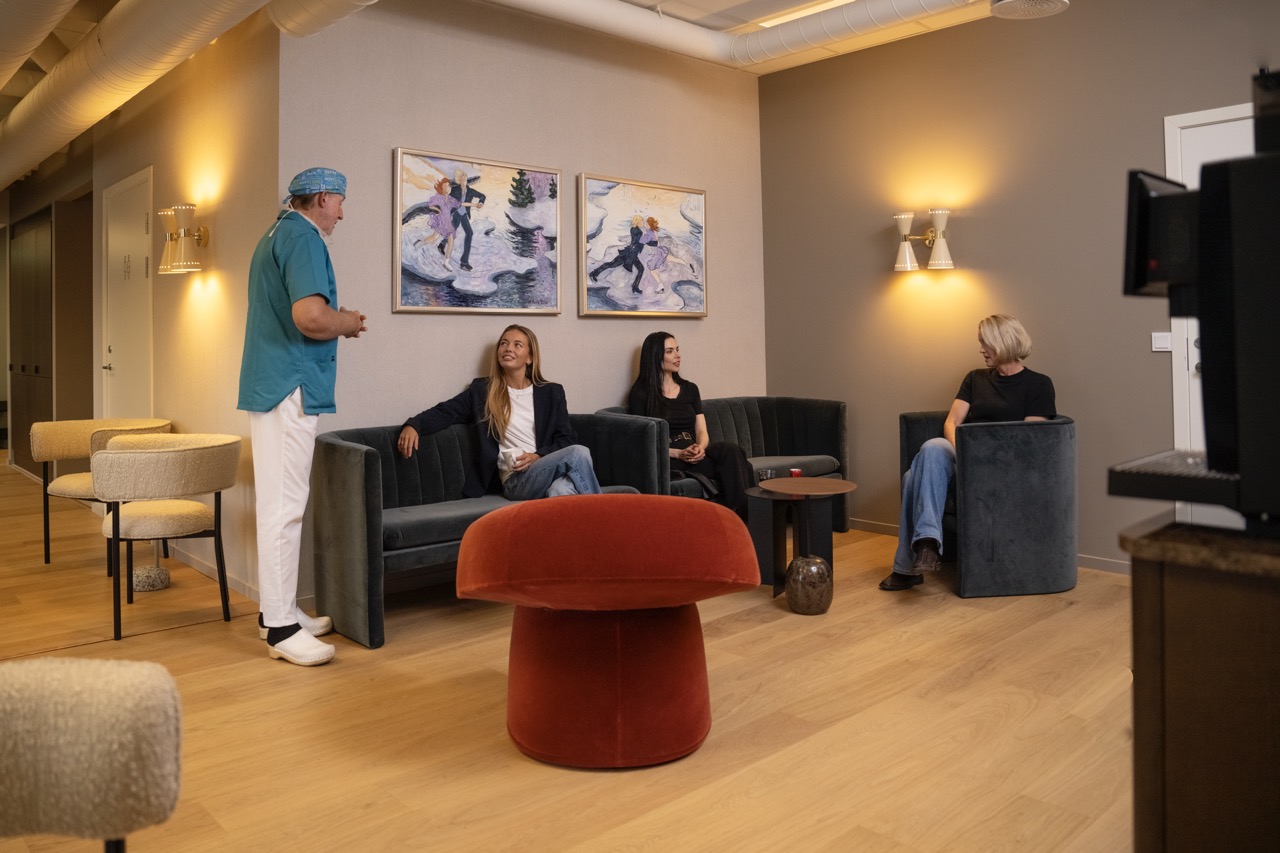 Pasienter i venterom til beste øyeklinikken i Oslo
