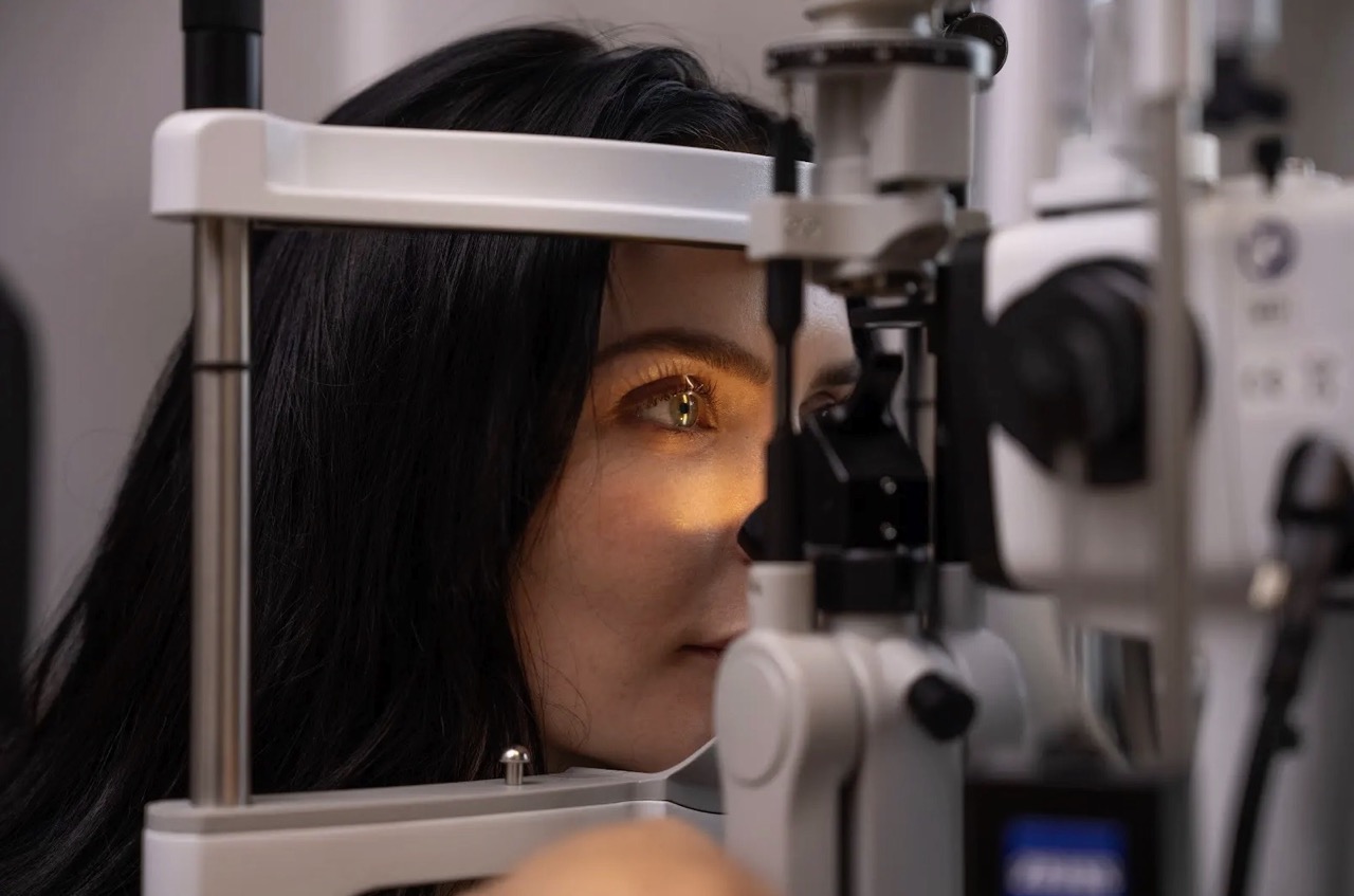 Øyelege hos OSLO SYN utfører medisinsk forundersøkelse hos fornøyd pasient