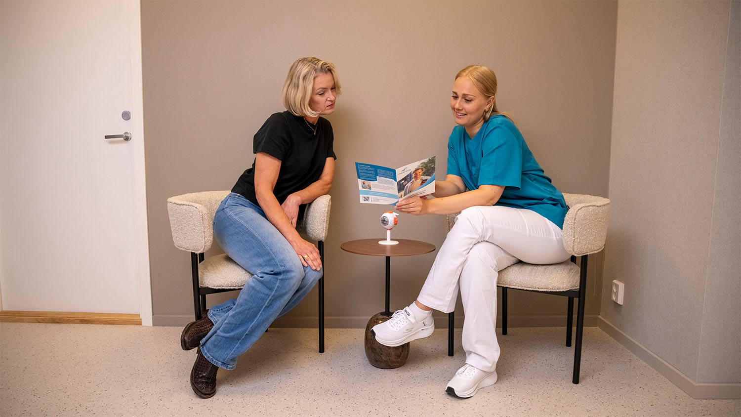 Kvinne sjekker hva som er inkludert i prisen til PRESBYOND behandling av alderssyn hos OSLO SYN