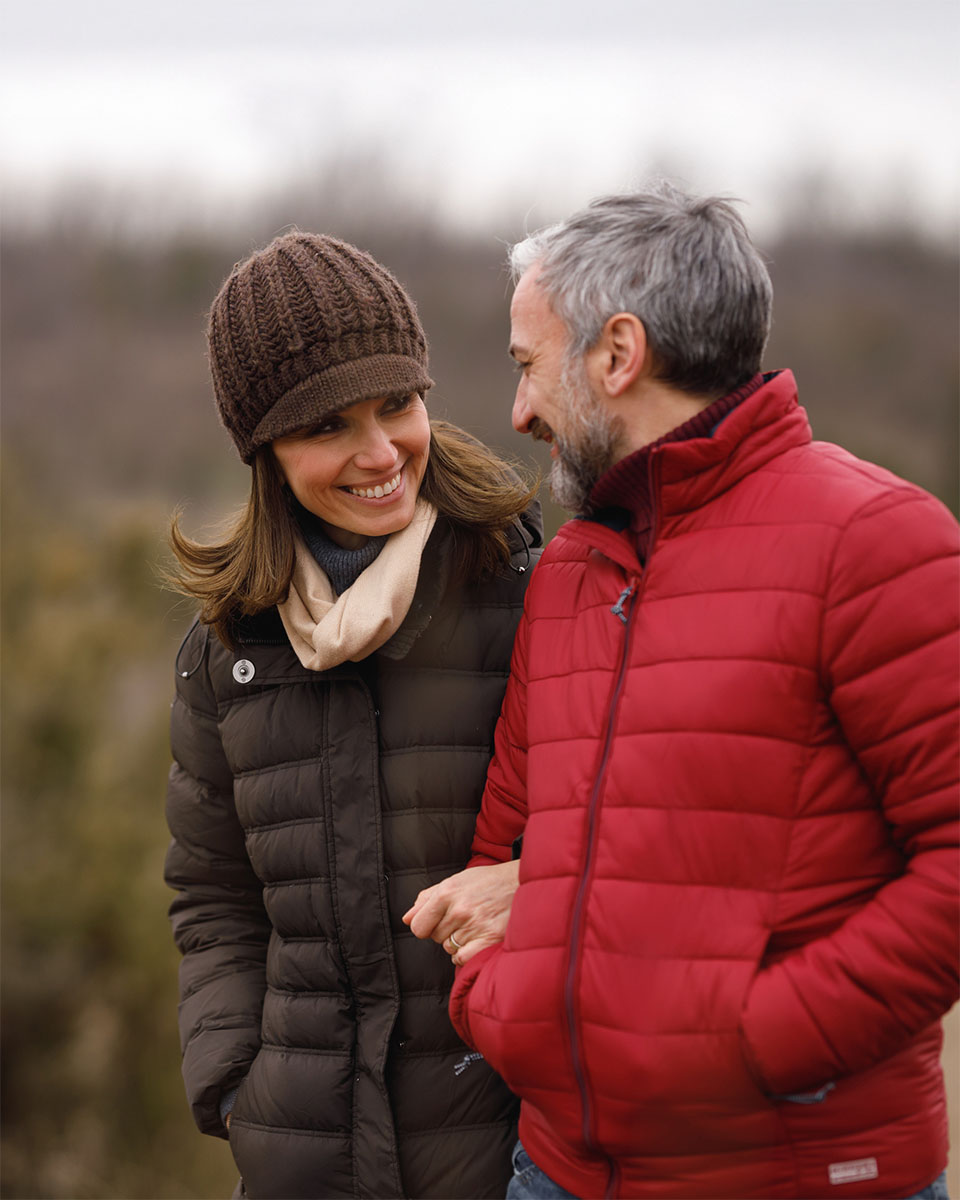 Fornøyd par på tur med perfekt syn etter PRESBYOND laserbehandling