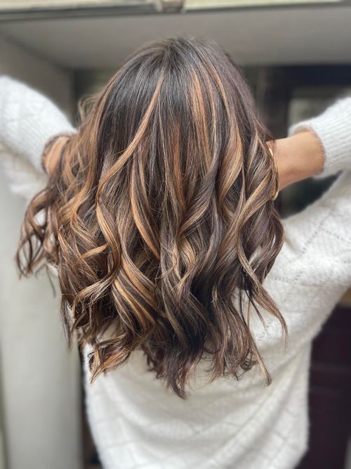 coiffeur venarey les laumes, une femme avec cheveux ondulé et couleur brune