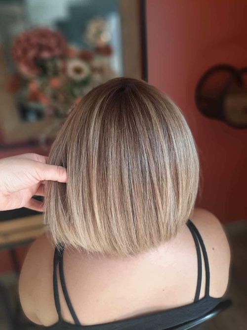 une femme avec un balayage avec un carré