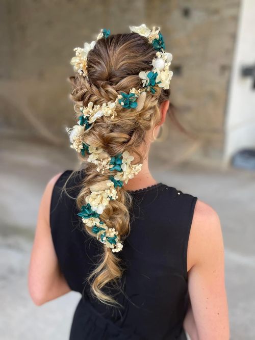 une coiffure pour mariage avec une natte horné de fleurs. coiffeur à venarey les laumes