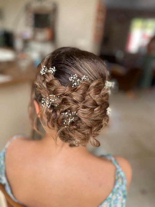 une femme avec un chignon de mariage horné de fleurs