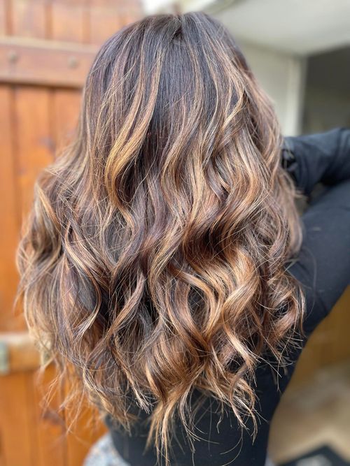 une personne avec des longs cheveux