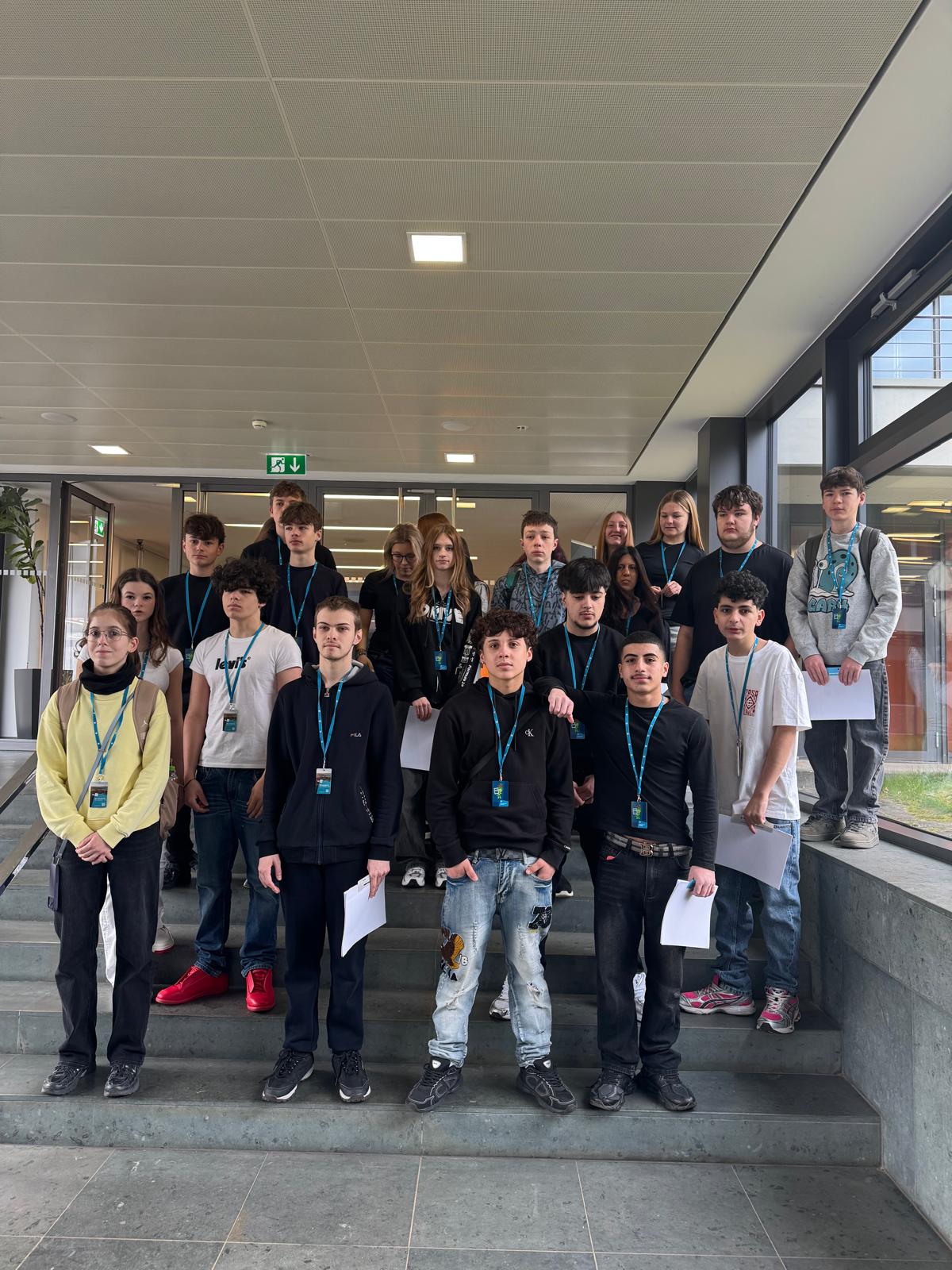 Schüler der Klassenstufe 9 unternehmen eine Betriebsbesichtigung beim Saarländischen Rundfunk SR zur Vorbereitung auf die Präsentationsprüfung in Klasse 10