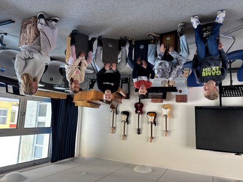 Auf Cajons trommeln
