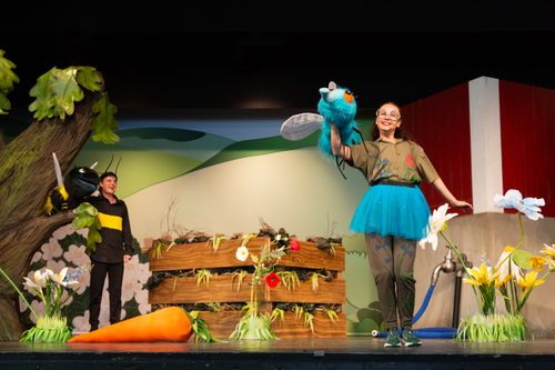 Bild från föreställningen Djojj räddar blomsterängen