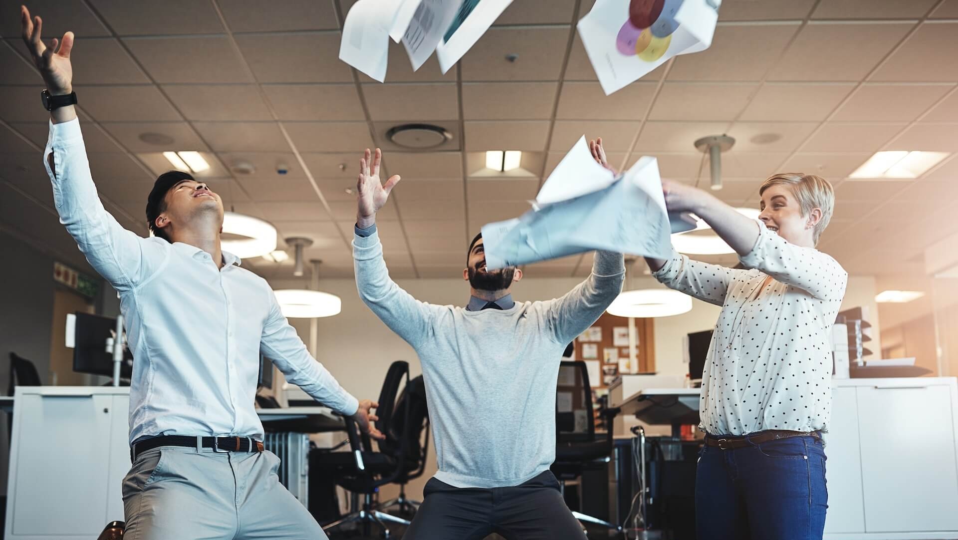 équipe qui passe du papier au logiciel