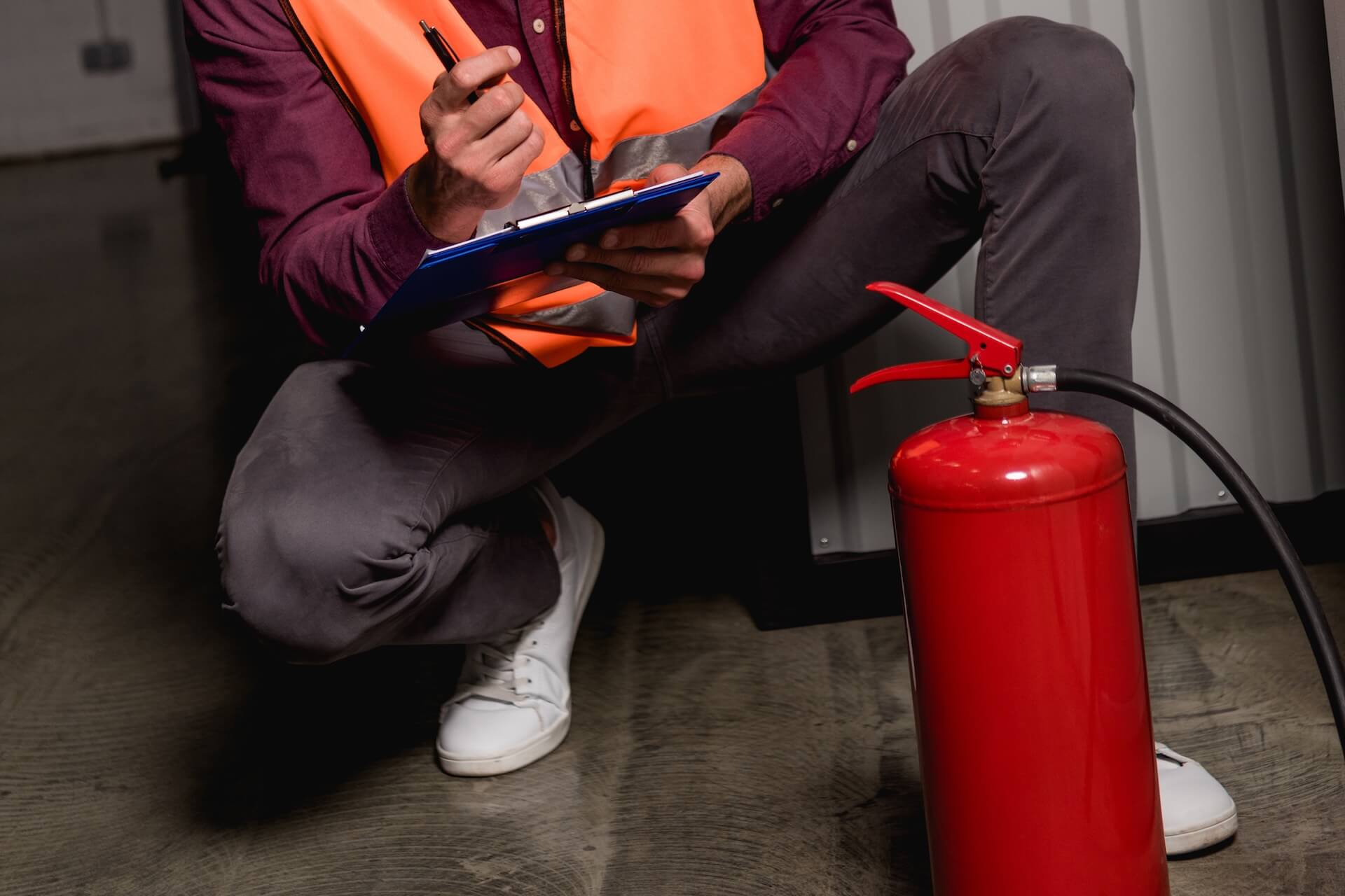 extincteur vérifié par un technicien de maintenance