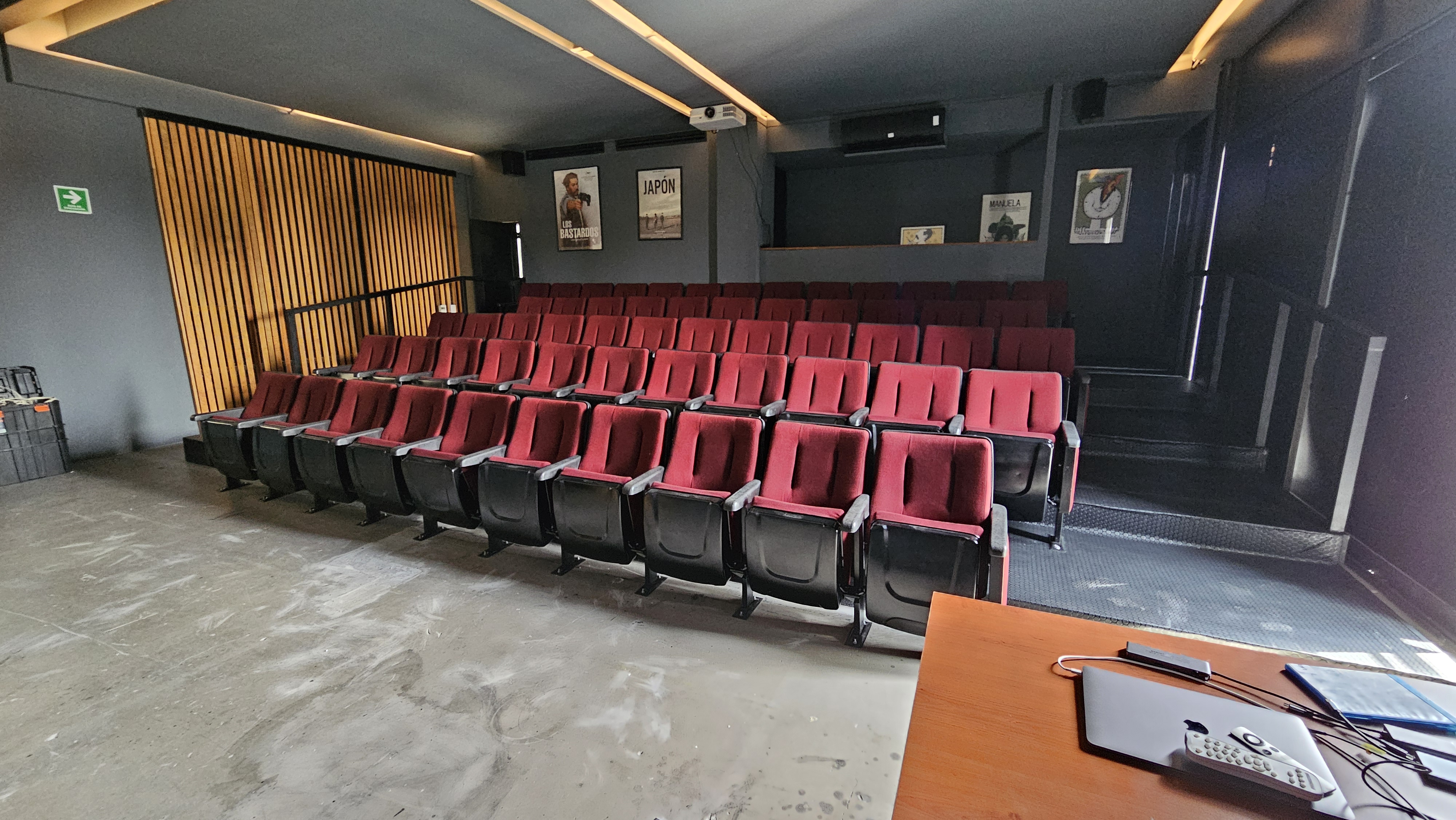 Sala de cineEspacio diseñado para la proyección y el visionado colectivo, donde se fomenta la apreciación y el análisis cinematográfico en condiciones profesionales de exhibición.
