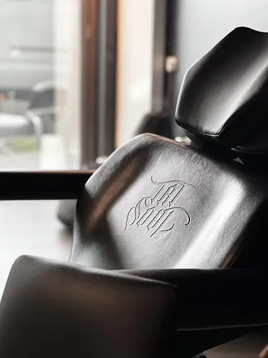 AMC Tattoo Studio Frankfurt – Tattoo-Stuhl Nahaufnahme mit Gravur