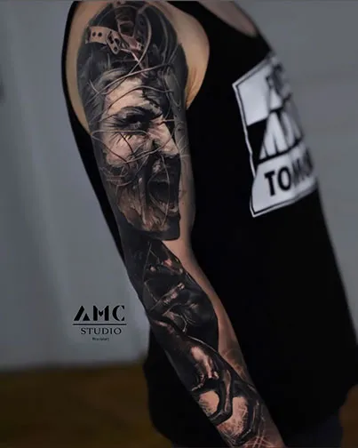 Schwarz-Weiß Arm-Tattoo von AMC Tattoo Studio Frankfurt