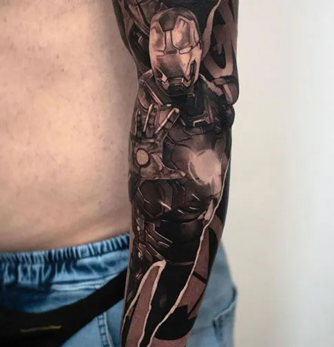 Schwarz-Weiß Arm-Tattoo von AMC Tattoo Studio Frankfurt