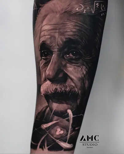 Schwarz-Weiß Arm-Tattoo von AMC Tattoo Studio Frankfurt