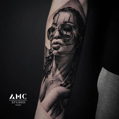 Schwarz-Weiß Arm-Tattoo von AMC Tattoo Studio Frankfurt