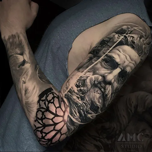 Schwarz-Weiß Arm-Tattoo von AMC Tattoo Studio Frankfurt