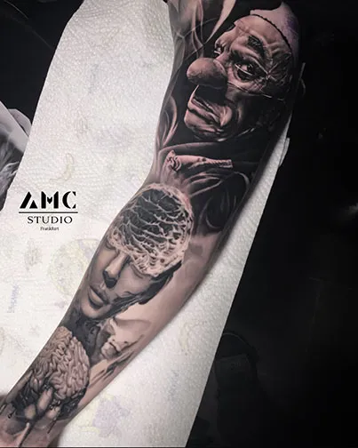 Schwarz-Weiß Arm-Tattoo von AMC Tattoo Studio Frankfurt