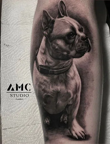 Schwarz-Weiß Arm-Tattoo von AMC Tattoo Studio Frankfurt