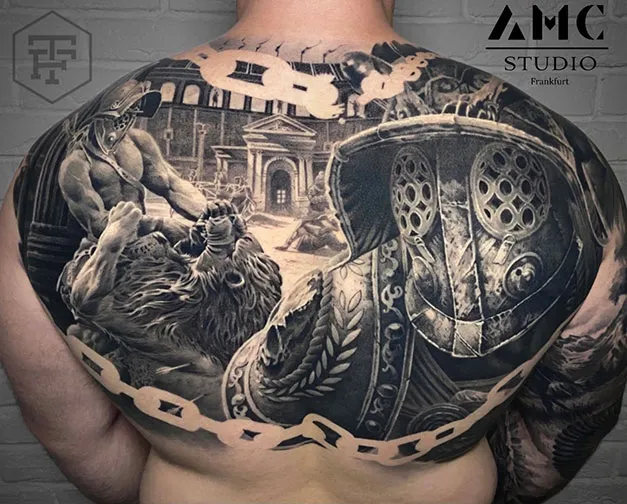 Schwarz-Weiß Rücken-Tattoo von AMC Tattoo Studio Frankfurt