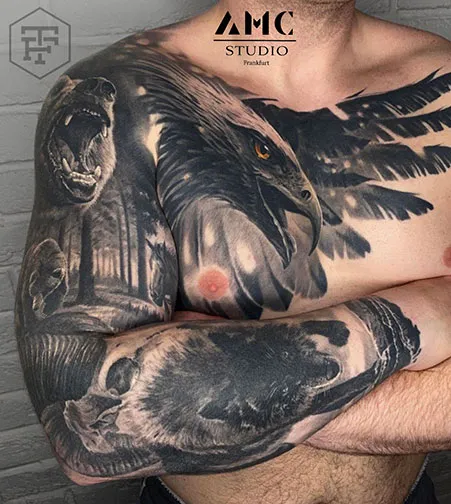 Schwarz-Weiß Brust-Tattoo von AMC Tattoo Studio Frankfurt