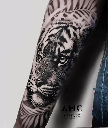 Schwarz-Weiß Arm-Tattoo von AMC Tattoo Studio Frankfurt