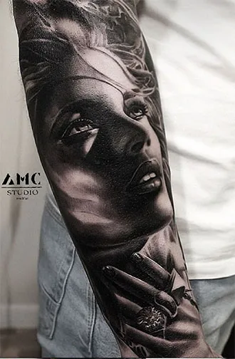 Schwarz-Weiß Arm-Tattoo von AMC Tattoo Studio Frankfurt