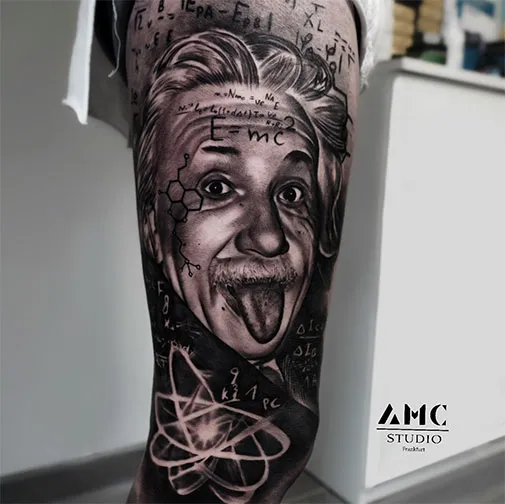 Schwarz-Weiß Arm-Tattoo von AMC Tattoo Studio Frankfurt