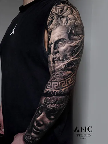 Schwarz-Weiß Arm-Tattoo von AMC Tattoo Studio Frankfurt