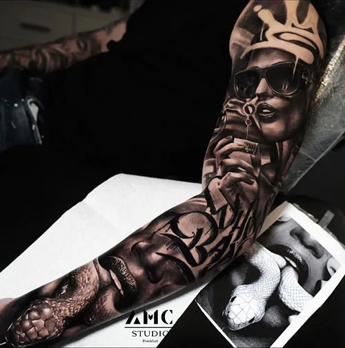 Schwarz-Weiß Arm-Tattoo von AMC Tattoo Studio Frankfurt