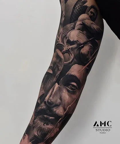 Schwarz-Weiß Arm-Tattoo von AMC Tattoo Studio Frankfurt