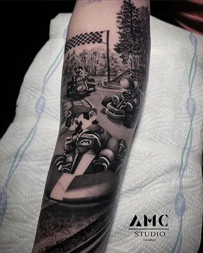 Schwarz-Weiß Arm-Tattoo von AMC Tattoo Studio Frankfurt