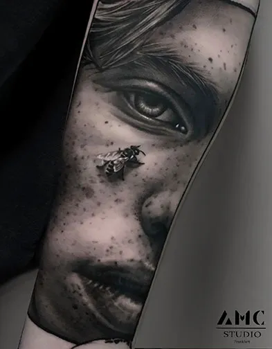 Schwarz-Weiß Arm-Tattoo von AMC Tattoo Studio Frankfurt