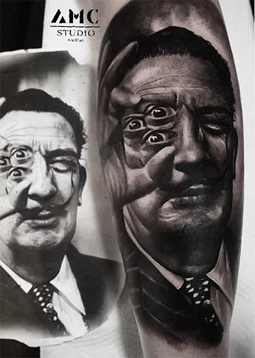 Schwarz-Weiß Arm-Tattoo von AMC Tattoo Studio Frankfurt