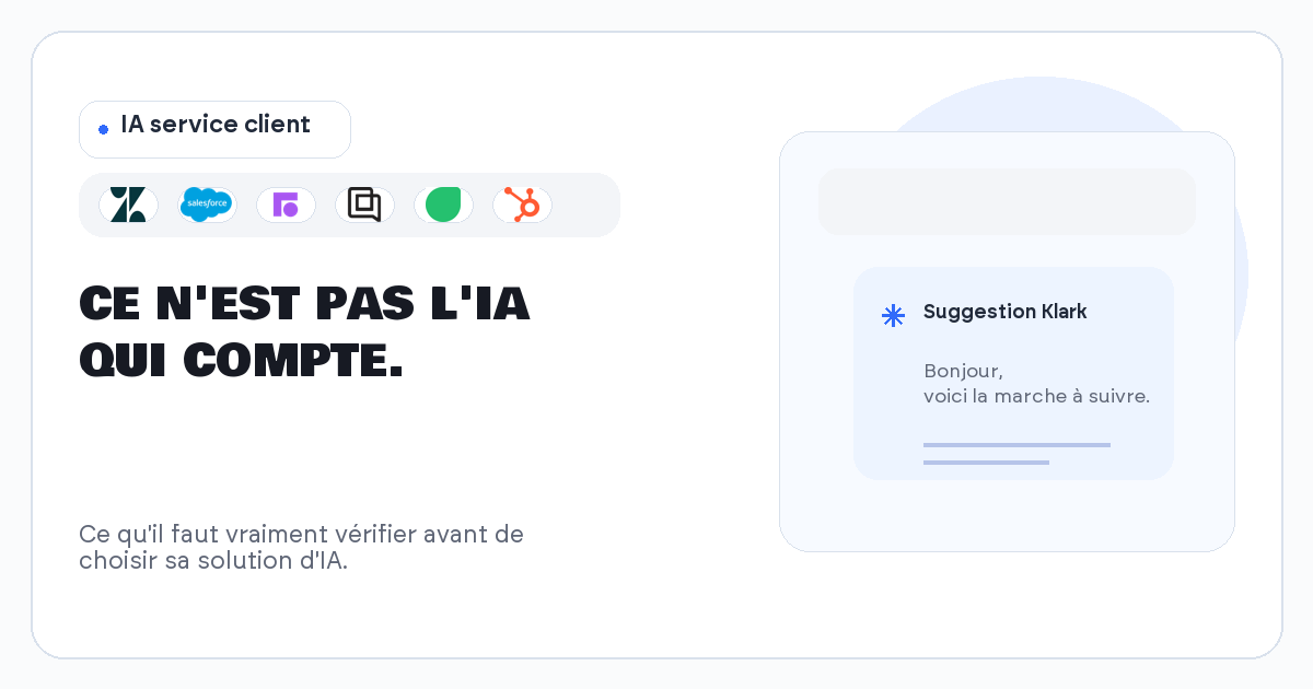 Photo éditoriale d'un poste de travail support avec casque, ordinateur portable et une couche numérique discrète évoquant une assistance IA intégrée.