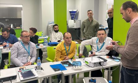 Много хора в зала учат техники по имплантология