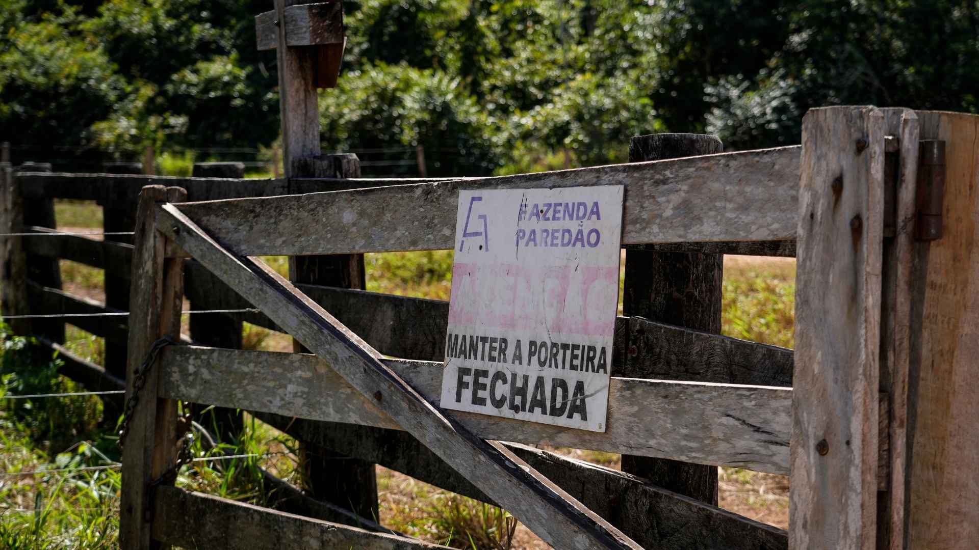 A sign on a gate reads "Fazenda Paredão"