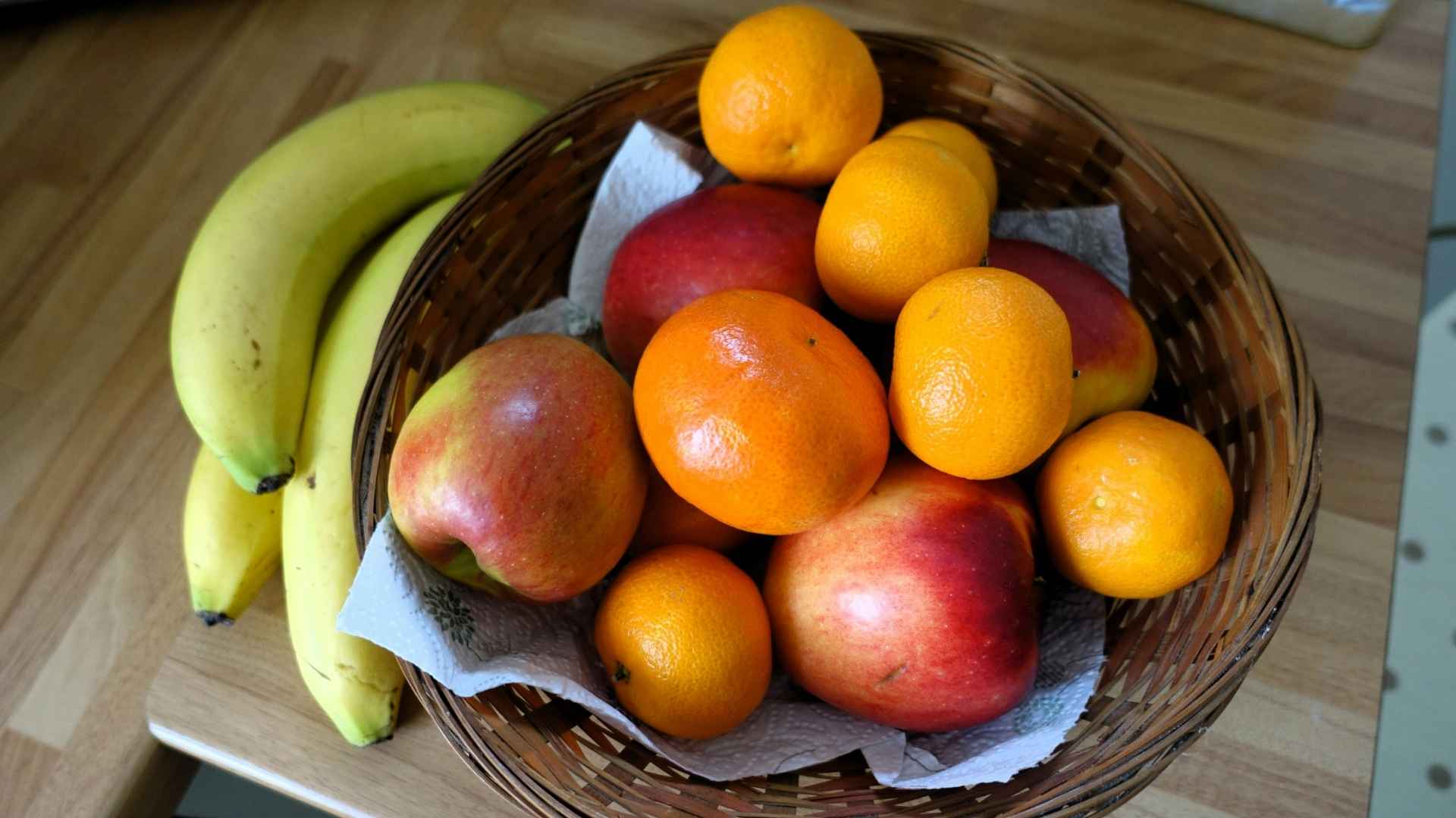 A bowl of fruit
