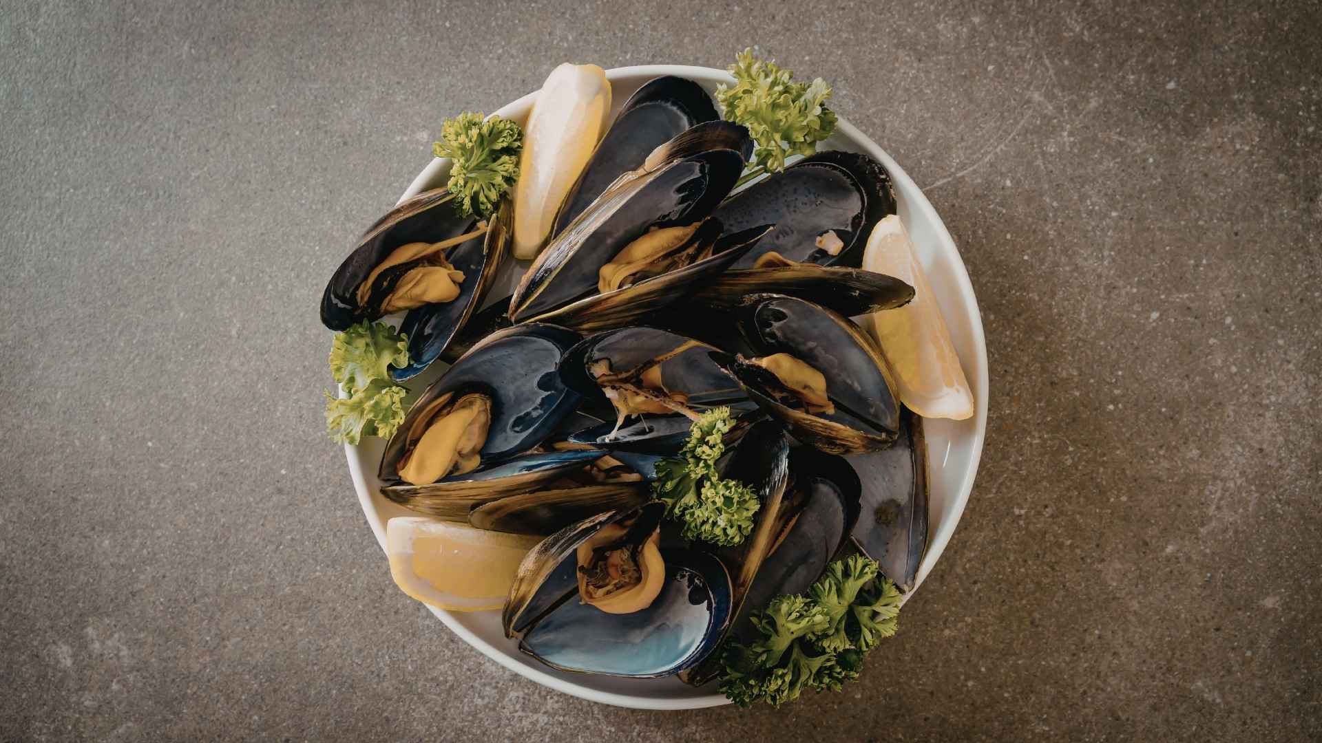 A plate of cooked mussels